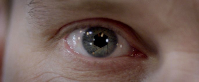 Ojo humano que la pupila tiene una herramienta mecánica (ojo de inteligencia artificial)