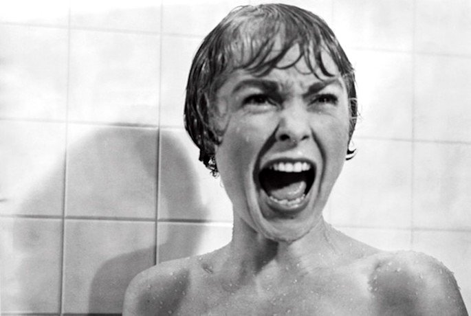 Una escena clásica de la película psicópata.