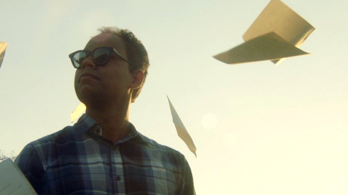 Hombre con gafas mirando al cielo.