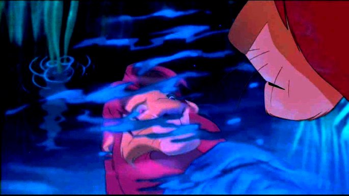 Simba mirando su reflejo.