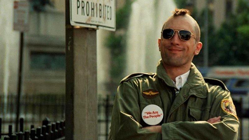 La escena de Taxi Driver muestra a Robert de Niro con los brazos cruzados