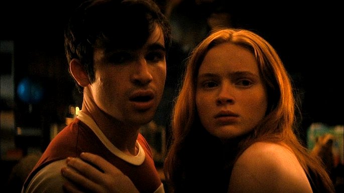 Los adolescentes se abrazan, con una expresión de miedo.