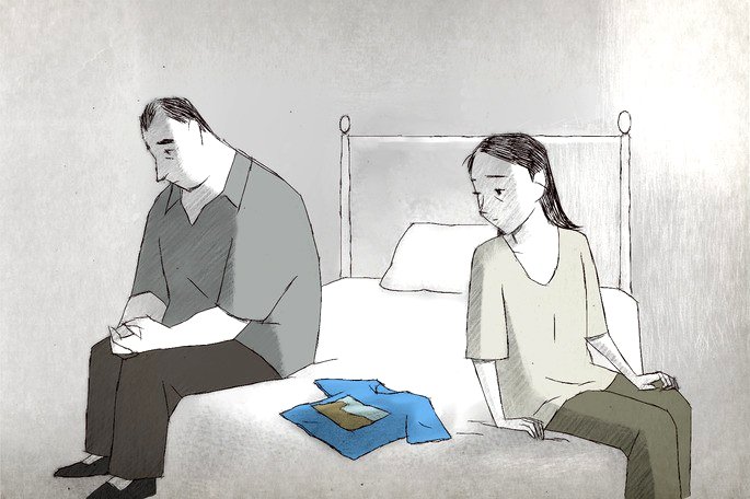Un dibujo de una pareja sentada en la cama, con una expresión abatida