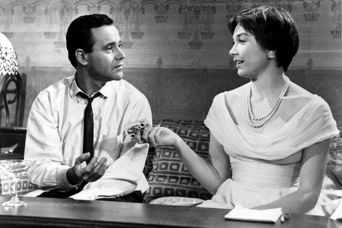 Pareja hablando en el sofá.