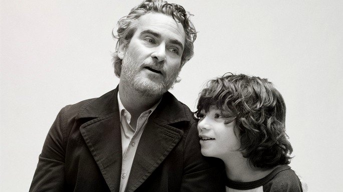 Hombre y niño hablando y sonriendo.