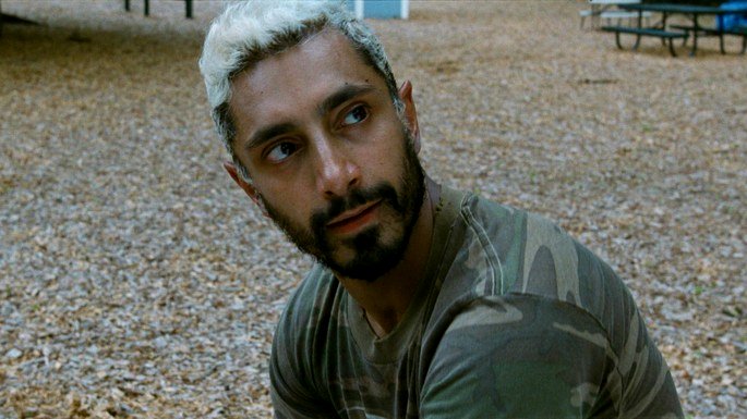 El drama de Darius Marder Sound of Metal llegó a los cines norteamericanos en noviembre de 2020 y el mes siguiente estuvo disponible en Amazon Prime Video. La trama se centra en Ruben, un baterista de heavy metal que comienza a perder la audición. Desde allí. Necesita alejarse de su carrera y obtener el apoyo de muchos miembros de la comunidad sorda. También, llamada