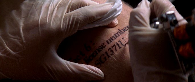 Marco: tatuaje de matrícula.