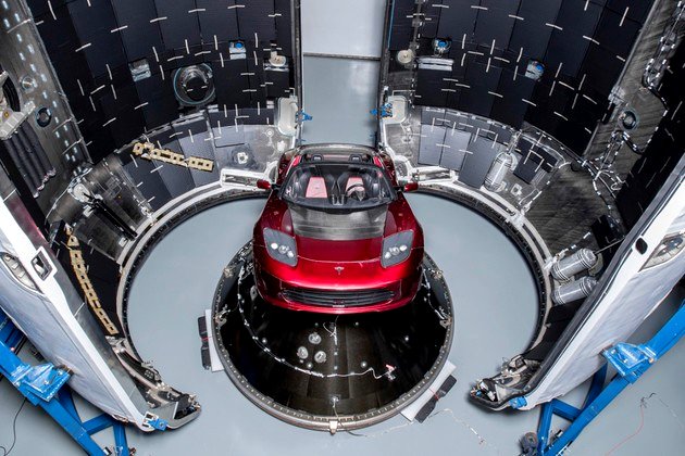 Imagen del interior del Falcon Heavy transporte tesla roadster bucle infinito de Space Oddity.