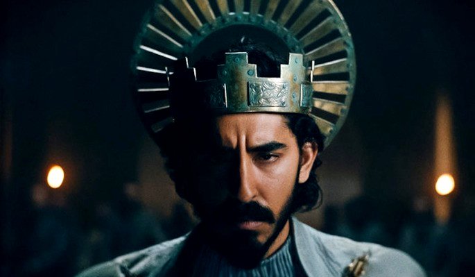 Un hombre que lleva una corona medieval.