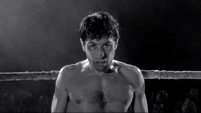 Un hombre, con la cara amoratada, en un ring de boxeo.