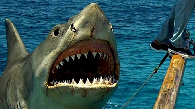 Una escena de una película de tiburones muestra a un tiburón con la boca abierta.