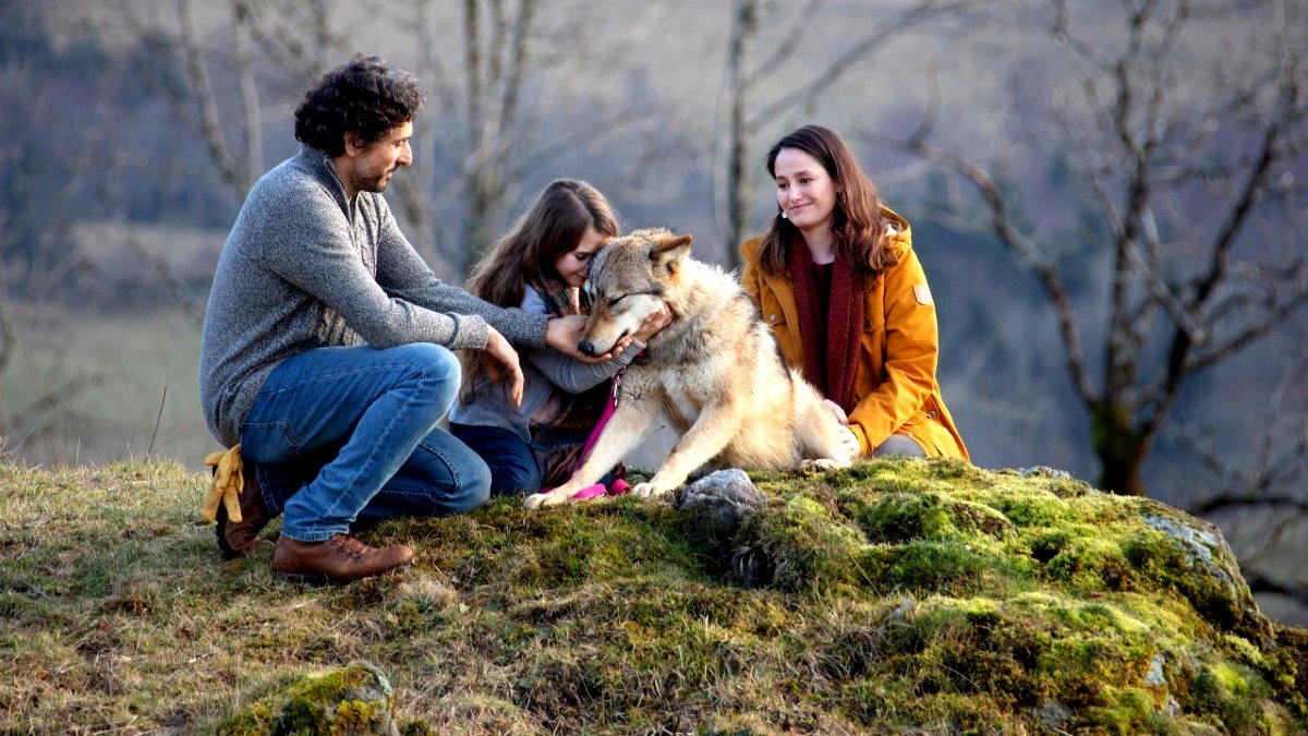 Una escena de la película Victoria and Mystery muestra a tres personas en la naturaleza con un zorro.