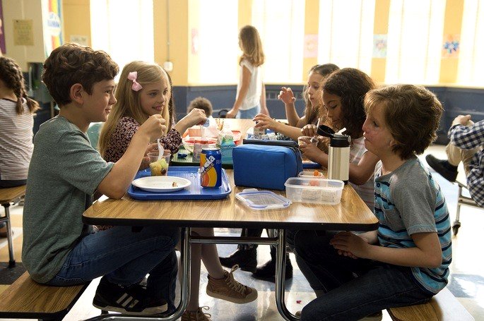auggie en la mesa con amigos
