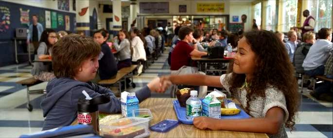 Summer se hace amiga de Auggie.