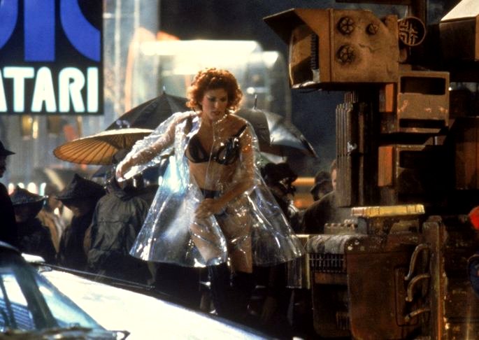 Zhora en Blade Runner corre por la calle con un impermeable transparente